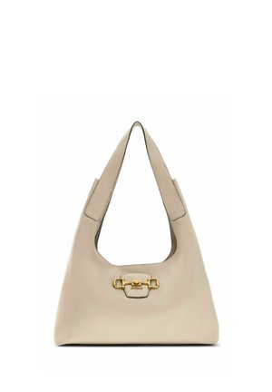 Sac à bandoulière en cuir beige avec de larges anses et une boucle décorative en métal doré au centre devant.