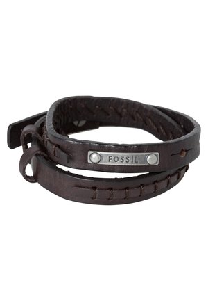 Donkerbruine leren wikkelarmband met gestikte details en een metalen plaatje gegraveerd met de merknaam Fossil, opgerold op een witte achtergrond.