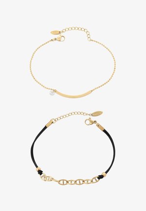 Due braccialetti: catena di perline d'oro con barra curva e piccola gemma; cordino nero con maglie a catena dorate e chiusure regolabili su sfondo bianco.