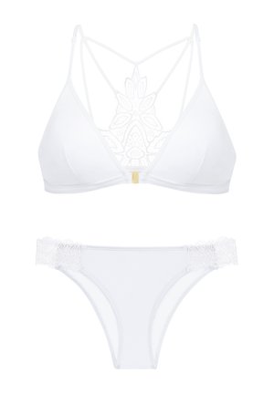 Bílý spodní prádlo set obsahující trojúhelníkovou podprsenku s krajkovým detailem na zadní straně a nastavitelnými ramínky, doplněný o odpov�ídající kalhotky s krajkovými detaily.