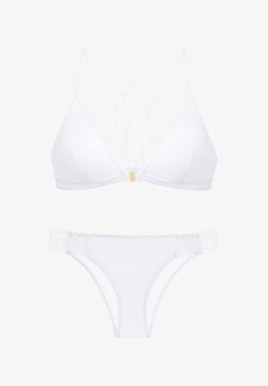 Biele spodné prádlo obsahujúce trojuholníkovú podprsenku s čipkovým zadočkom a nastaviteľnými ramienkami, v páre s nohavičkami so čipkovými lemami.