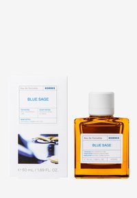 Amberfärgad glasflaska med vit kork, märkt "Blue Sage." Åtföljd av en vit box som detaljerar doftnoter och storlek (50 mL).