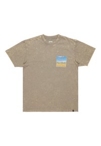 Olivově zelené bavlněné tričko s kulatým výstřihem a krátkými rukávy. Na levé straně má obdélníkový modro-žlutý grafický potisk.