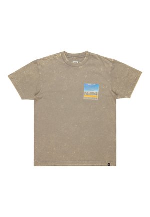 Olivgrön bomullströja med rund hals och korta ärmar. Har ett rektangulärt blått och gult grafiskt tryck på vänster sida.