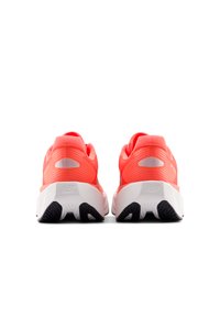 Zapatillas de running de color coral brillante con parte superior de malla, acentos reflectantes, suela acolchada y suela exterior de goma negra.