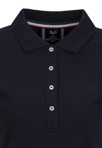 Marineblauwe polo gemaakt van katoen, met een standaard kraag, drie knopen, subtiele logo borduursel en een contrasterende gestreepte binnenkraag.