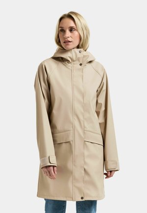 Beiger wasserdichter Mantel mit Kapuze, Druckknöpfen und Fronttaschen. Weiche Textur, entwickelt für Funktionalität und Wetterschutz.
