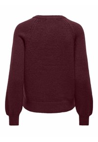 Pull tricoté rouge foncé à manches longues, poignets côtelés et col côtelé, vu de dos.