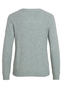 Světle šedý svetr s kulatým výstřihem, dlouhými rukávy, žebrovanými manžetami a spodním lemem, vyrobený z měkkého materiálu, s minimalistickým designem.