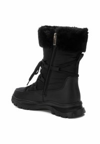 Botas negras impermeables con un borde de piel sintética, cierre de cremallera y cordones. Presentan una suela gruesa con diseño de tacos para agarre y un diseño de tela acolchada.