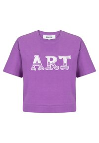 Lila bomullströja med en kortad design och en djärv, vit "ART" grafik med randiga accenter. Korta ärmar och rund halsringning.