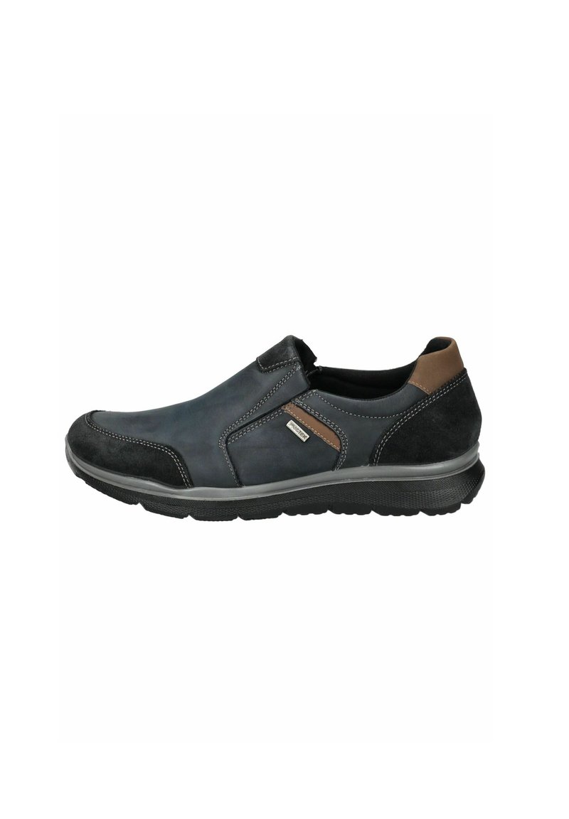 Zapato slip-on negro y marino hecho de cuero y gamuza, con acentos marrones en contraste y suela de goma con agarre texturizado.