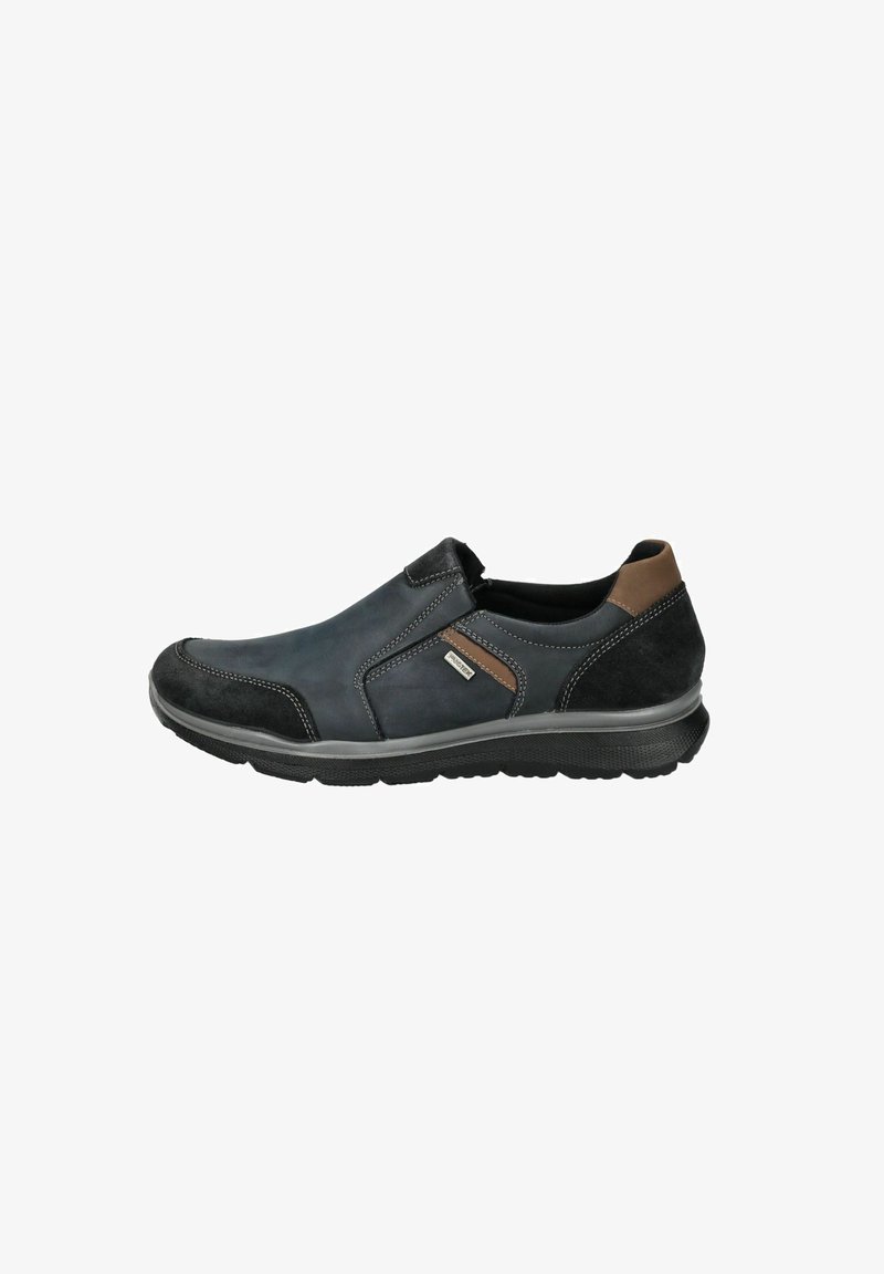 Zwarte en marineblauwe instap schoenen van leer en suède, met contrasterende bruine accenten en een rubberen loopzool met textuur voor grip.