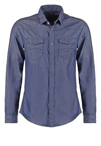 Jeansowa koszula z długim rękawem w ciemnoniebieskim kolorze, z kołnierzykiem zapinanym na guziki, dwoma kieszeniami na piersi oraz zaokrąglonym dołem. Tekstura materiału z delikatnym połyskiem.