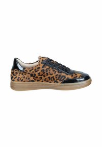 Baskets imprimées léopard avec un bout et un talon en cuir verni noir brillant, un dessus en fourrure texturée, et une semelle en caoutchouc transparent.