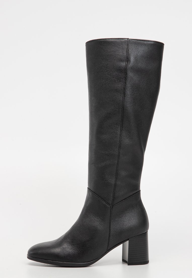 Schwarze kniehohe Stiefel aus strukturiertem Leder, mit einem Blockabsatz und spitzer Zehenform. Glatte Oberfläche mit minimalen Nähdetails.