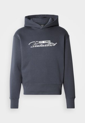 Hanorac cu glugă de culoare gri închis, cu text alb în stil script "CITY SUMMER Paradise" pe față. Material moale, manșete și tiv cu nervuri.