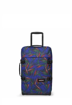 Bolsa de viaje rodante con un tejido azul que presenta un patrón de hojas coloridas, acentos negros, asas resistentes y correas ajustables.