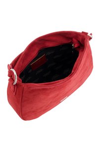 Sac d'épaule en daim rouge avec boucle argentée, ouverture supérieure révélant un intérieur en tissu noir avec étiquette de marque "Venezia" et poche intérieure zippée.