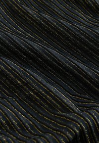 Tissu noir avec de fines rayures verticales dorées scintillantes et des plis ondulés doux créant des vagues texturées.