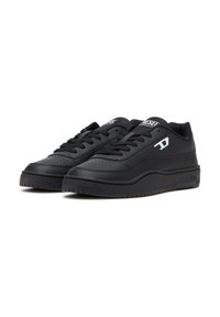 Baskets noires avec une tige en cuir lisse, bout rond, détails perforés et semelle en caoutchouc texturé. Elles présentent des lacets noirs et des accents de logo blancs.