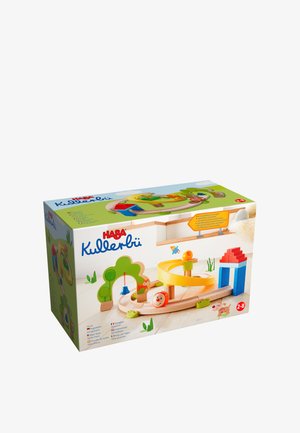 Buntes Holz-Murmelbahn-Spielzeug mit gelben und grünen Schienen, verspielten Figuren, Bauklötzen und interaktiven Elementen in einer Schachtel.