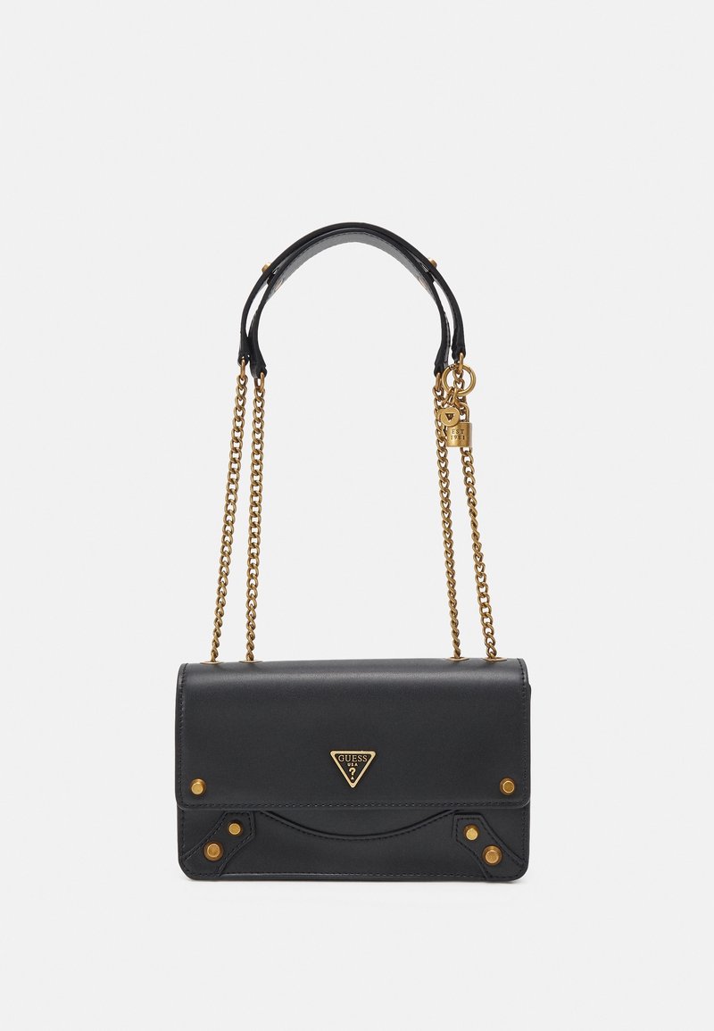 Sac d'épaule rectangulaire noir avec des bandoulières chaîne dorées, des clous dorés et un logo triangulaire Guess sur le rabat avant.