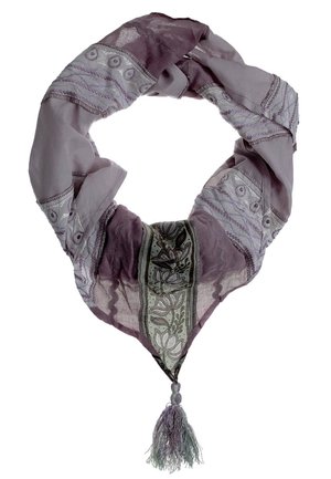 Lila sjaal met geborduurde patronen, patchwork-secties en een decoratieve kwast aan het puntige uiteinde.