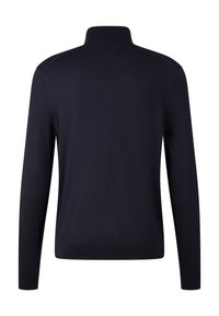 Ciemnoniebieski długi sweter z długim rękawem i wysokim kołnierzem, widok z tyłu.