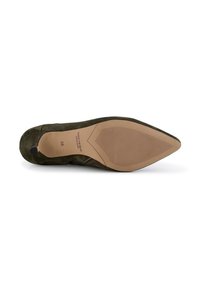 Zapato de ante verde con punta afilada, con una plantilla texturizada, una suela de cuero lisa y una marca de talla 38 en la parte inferior.