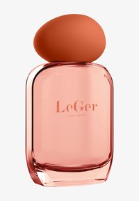 Szklana butelka perfum o zakrzywionym kształcie, jasnoróżowym odcieniu i zaokrąglonej pomarańczowej nakrętce. Na butelce widnieje napis "LeGer by Lena Gercke."