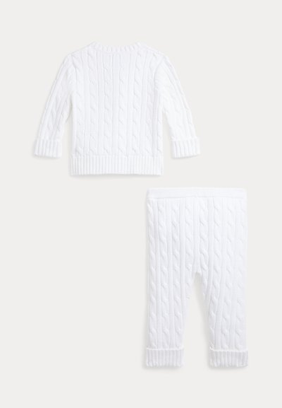 Λευκό πουλόβερ με πλέξη καλωδίου και ριγέ μανσέτες και στρίφωμα, σε συνδυασμό με παντελόνι με πλέξη καλωδίου που διαθέτει ριγέ ζώνη και μανσέτες.