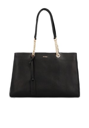 Schwarze Lederhandtasche mit goldener Kette und Lederschulterriemen, rechteckige Form und einem kleinen hängenden Anhänger auf der Vorderseite.