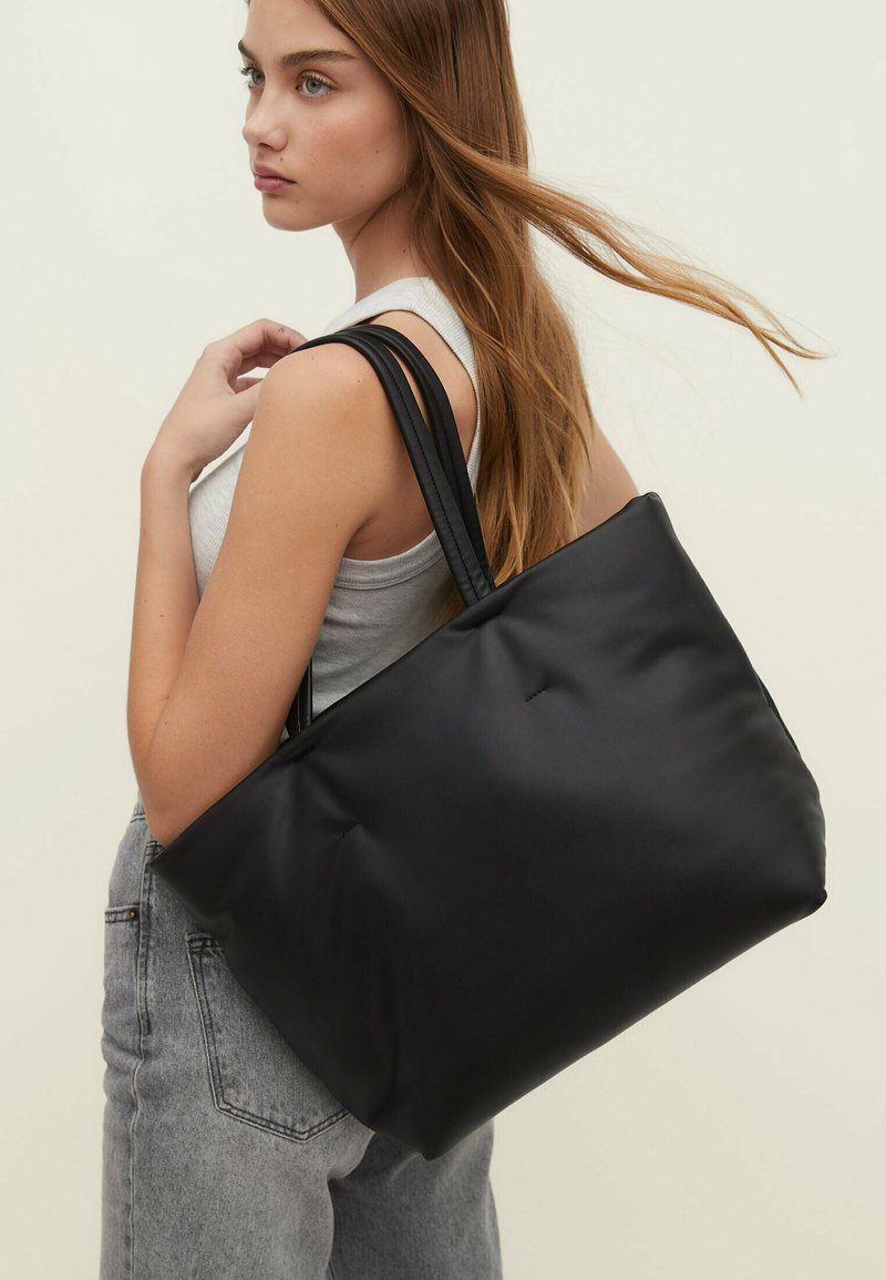 Stradivarius PLAIN QUILTED Tote bag black Zalando.de