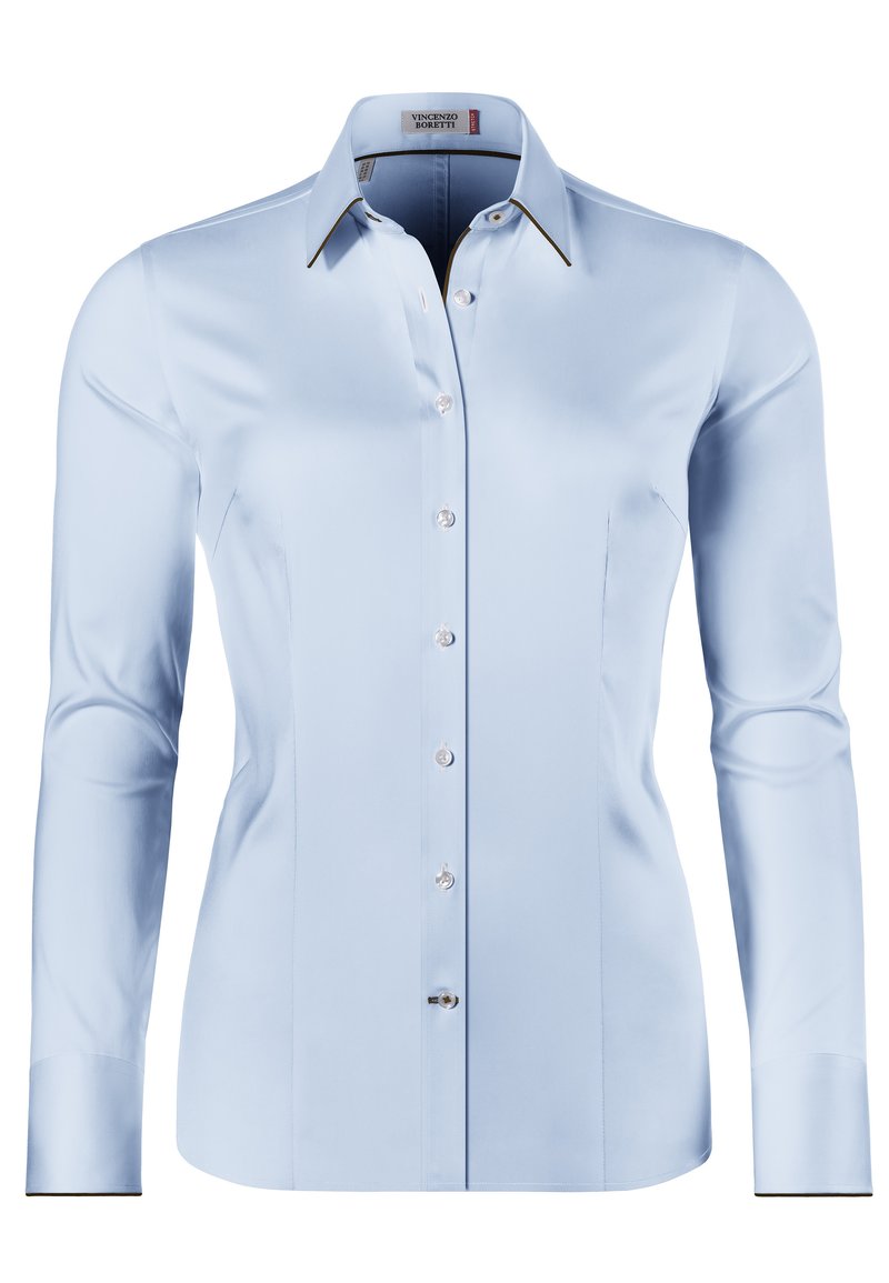 Camicia a maniche lunghe azzurro chiaro in tessuto morbido, con colletto classico, chiusura a bottoni, rifiniture in contrasto sui polsini e delicate cuciture decorative.