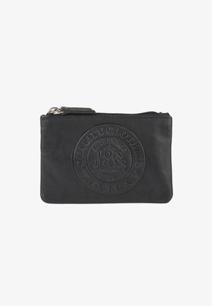 Bolso de cuero negro con logo circular en relieve, cierre de cremallera y textura suave. Forma rectangular compacta con dimensiones adecuadas para lo esencial.
