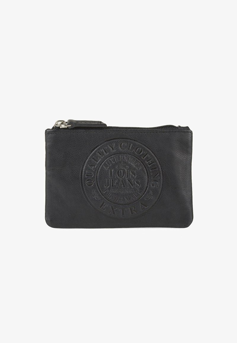 Bolso de cuero negro con logo circular en relieve, cierre de cremallera y textura suave. Forma rectangular compacta con dimensiones adecuadas para lo esencial.
