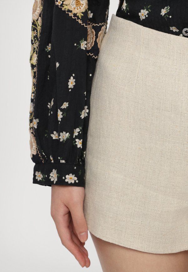 LILA  - Shorts - oatmeal3