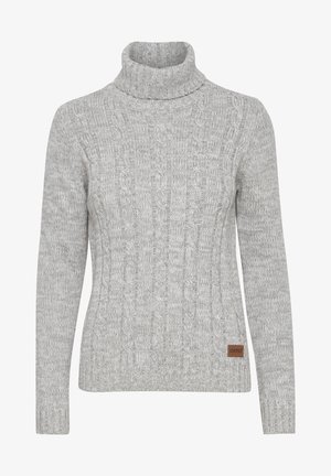 Pull en maille torsadée gris avec un col roulé haut. Présente des poignets et un ourlet côtelés, ainsi qu'une petite étiquette en cuir avec le logo sur le côté inférieur.