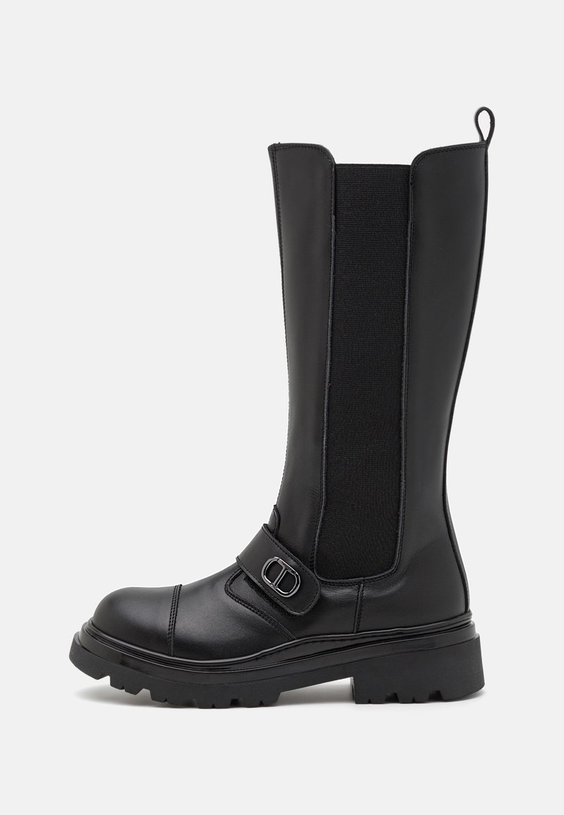 Knöchelhüfthoch schwarze Stiefel aus glänzendem Synthetikmaterial, elastische Seiteneinsätze, Schnallenverzierung am Knöchel und robuste Gummisohle.