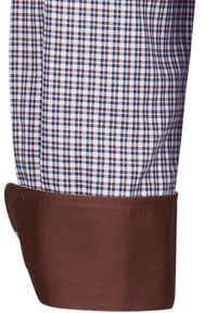 Cuff di camicia a quadri marrone con un motivo a lista blu chiaro, bianco e marrone. Texture liscia con un polsino in marrone scuro a contrasto.