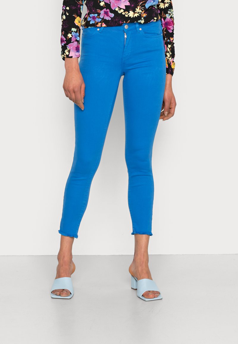 ONLY ONLBLUSH ANKRAW - Calças de ganga de corte skinny - strong blue