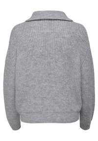 Pull gris en maille avec une coupe décontractée, doté d'un col et de poignets côtelés. La texture est épaisse et chaleureuse avec un motif subtil.