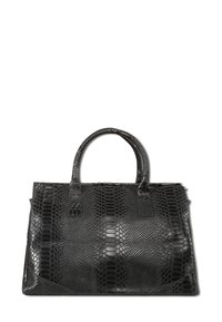 Sac à main noir avec un motif en cuir de serpent texturé, deux poignées et une forme rectangulaire structurée sur fond blanc.