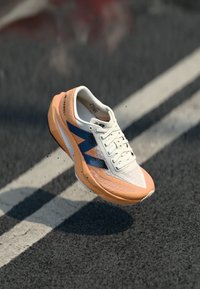 FUELCELL REBEL V4 - Road running shoes - hot mango