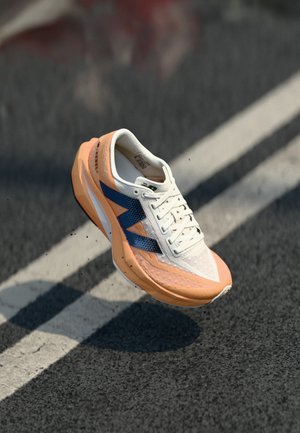 New Balance FUELCELL REBEL V4 - Bėgimo batai plentui - hot mango
