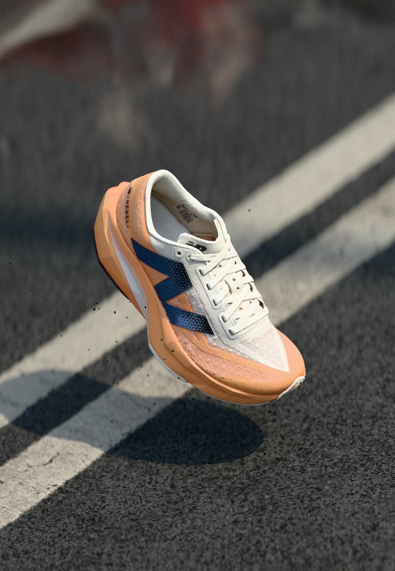 New Balance FUELCELL REBEL V4 - Hardloopschoenen voor op de weg - hot mango