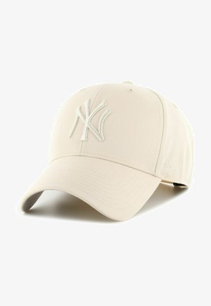 Gorra de béisbol blanca hecha de tela de algodón, con un logo bordado de NY en la parte frontal. Visera curvada y una etiqueta de la marca 47 en el costado.