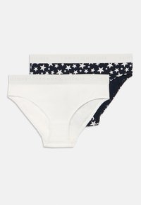 Δύο ζευγάρια γυναικείες εσώρουχα: ένα λευκό, ένα σκούρο μπλε με λευκό σχέδιο αστεριού, και τα δύο με ελαστική μέση και το λογότυπο "TOMMY HILFIGER".