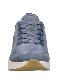 Niebieskie zamszowe i siateczkowe sneakersy z zaokrąglonym noskiem, sześcioma oczkami, grubymi sznurowadłami i białą gumową podeszwą. Posiadają teksturowaną cholewkę.